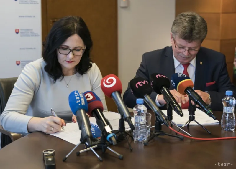 M. Lubyová s OZ PŠaV podpísali vzorový pracovný poriadok pre pedagógov