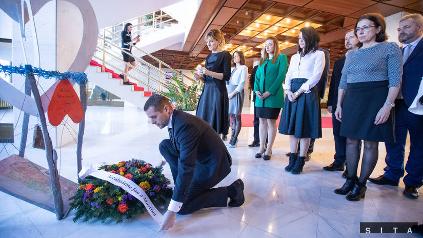 Opoziční poslanci si v parlamente pripomenuli pamiatku Kuciaka a jeho snúbenice - Domáce - Správy - Pravda.sk