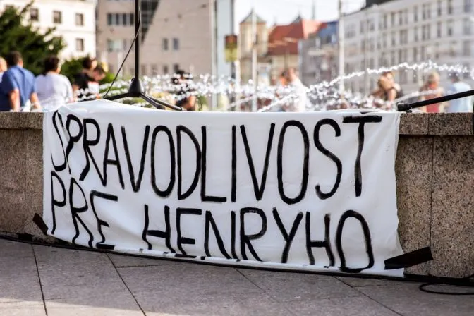 Foto: Konajme proti násiliu, ozývalo sa v uliciach Bratislavy na zhromaždení Spravodlivosť pre Henryho - Webnoviny.sk