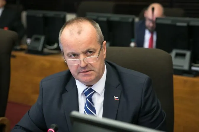 Minister Gajdoš podal trestné oznámenie na poslanca Krajniaka - Webnoviny.sk