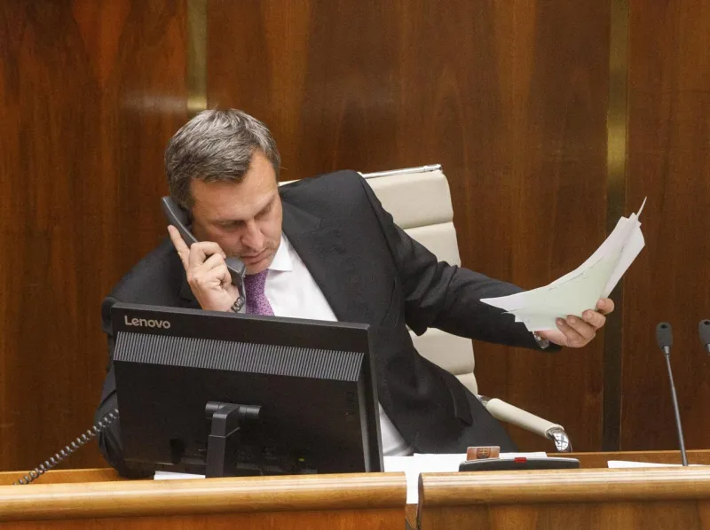 Sledujeme online: Pokračuje mimoriadna schôdza, poslanci rozhodnú o 13. dôchodku v skrátenom konaní |  | .týždeň - iný pohľad na spoločnosť