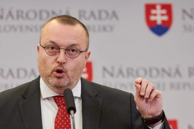 Krajniak si stojí za svojimi vyjadreniami o obstarávaní transportérov, Pellegriniho žiada o informácie - Webnoviny.sk