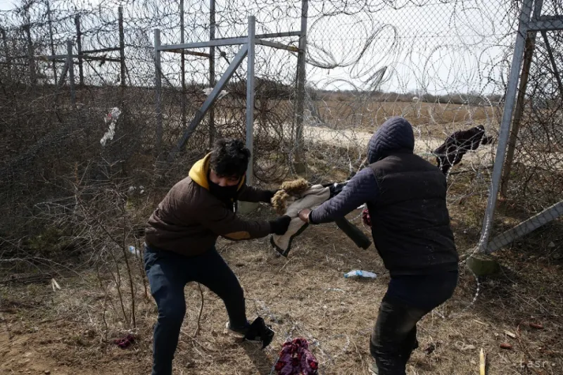 Grécka polícia odrazila migrantov, ktorí chceli prekročiť hranicu