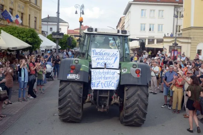 Aktualizované: Slovenskí farmári odštartovali protestné jazdy traktormi, v Bratislave možno narazia na problém - Webnoviny.sk