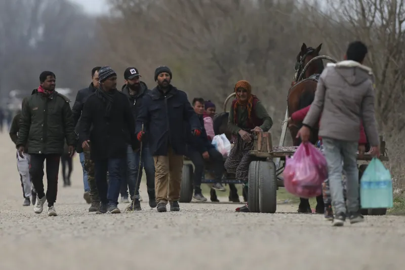Slovensko vyšle ôsmich policajtov do Grécka, pomôžu s náporom migrantov - SME