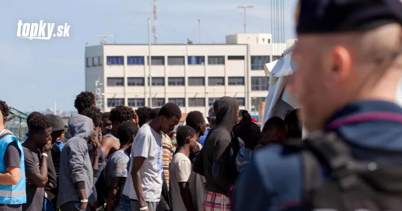 Grécki policajti zatkli vodiča, ktorý prevážal dvanástich migrantov | Topky.sk