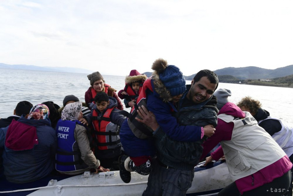 Stovky migrantov uviazli na člne líbyjskej pobrežnej stráže