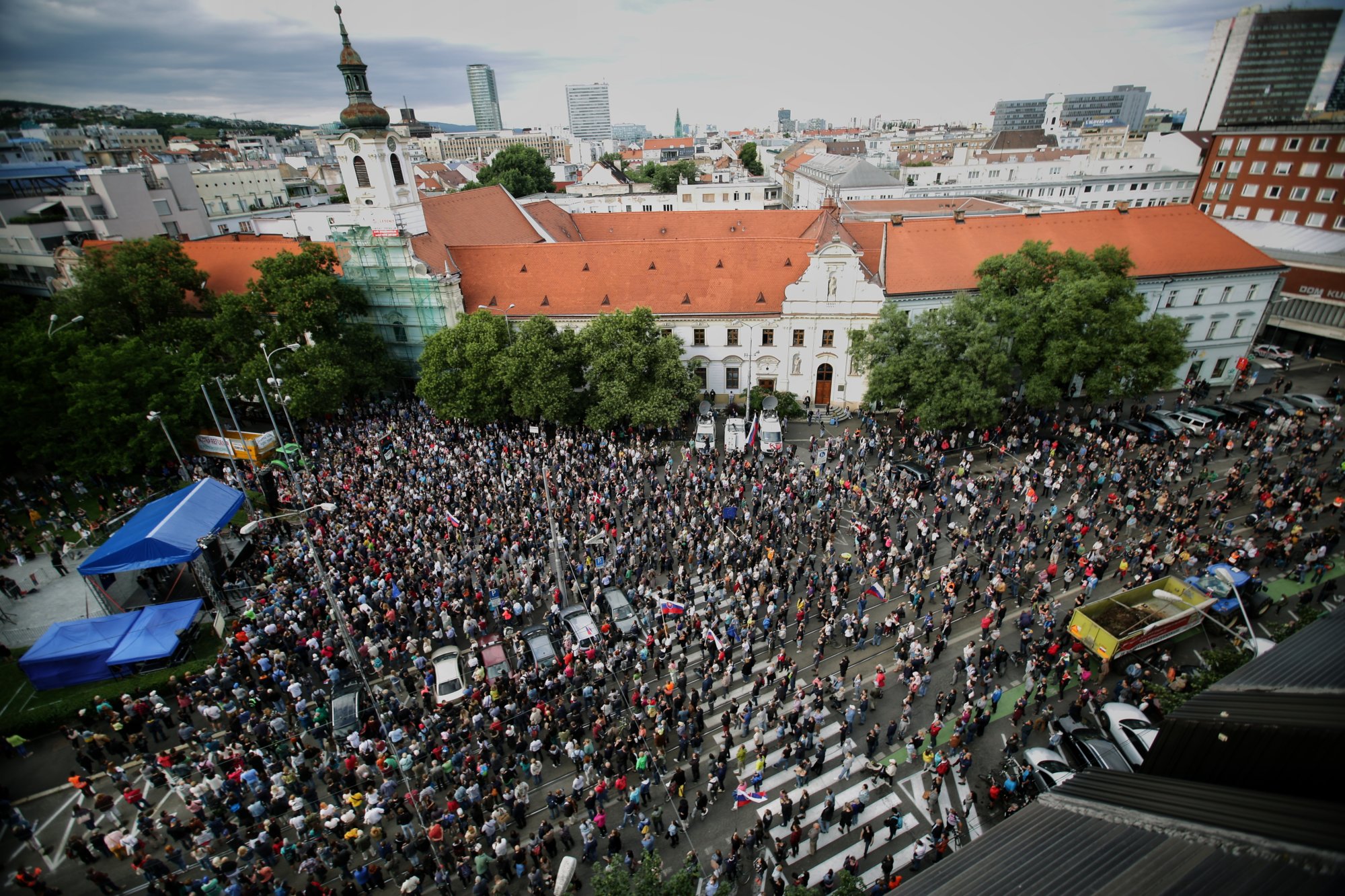 Protesty Za slušné Slovensko: Premiér sa môže hanbiť, tvári sa ako hospodár, čo sadí zemiaky, ale farmárov neprijal – Denník N