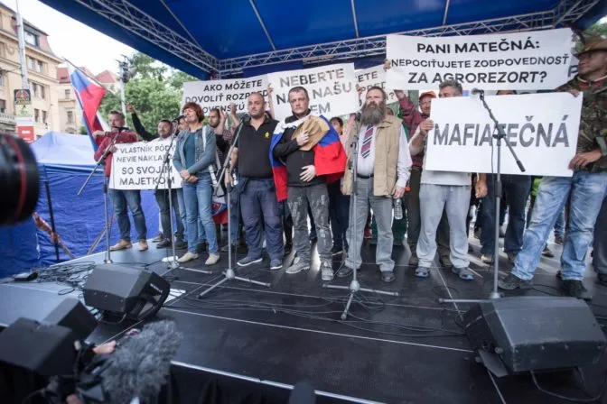 Foto: Na zhromaždení Za slušné Slovensko vystúpili aj farmári a ľudia držali heslá „vydržíme“ a „stačilo“ - Webnoviny.sk