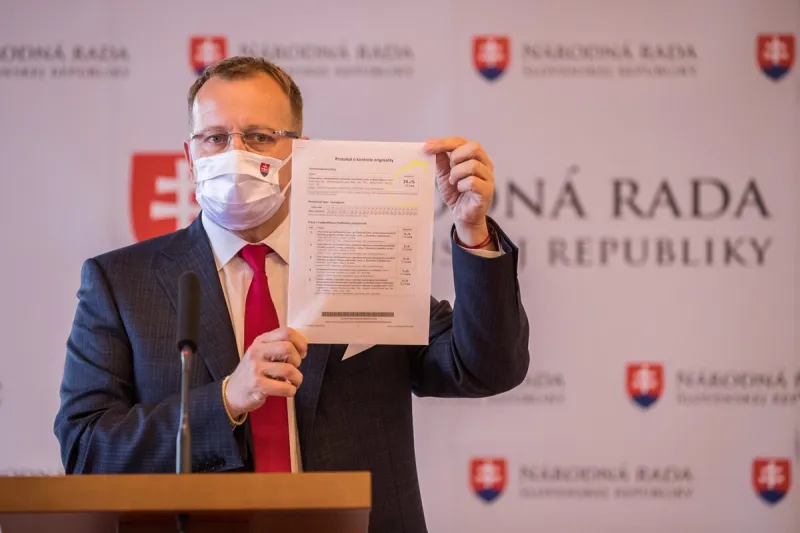 Rovnaká škola aj školiteľ. Po Krištúfkovej má s diplomovkou problém aj Kollár - SME