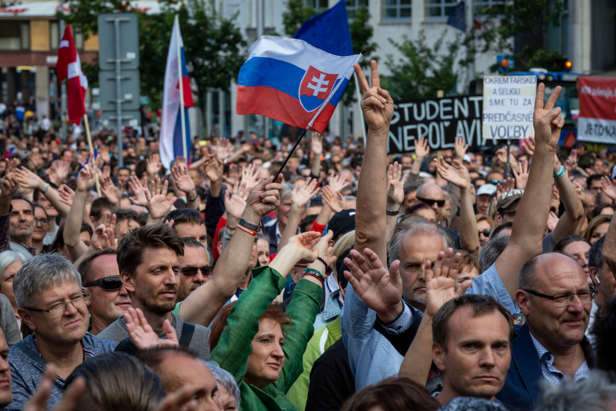 Pellegrini sa pripája k Ficovi a spochybňuje organizátorov protestov Za slušné Slovensko – Denník N