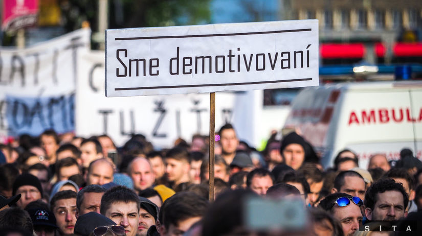 V Bratislave sa protestovalo proti korupcii, dav skandoval 'dosť bolo Fica, Kali dole' - Domáce - Správy - Pravda.sk