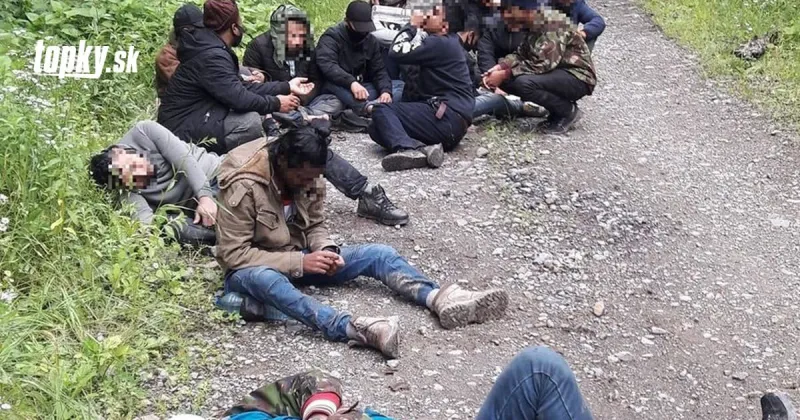 Polícia zadržala 16 migrantov pri hranici s Ukrajinou: Našla ich v lesnom poraste | Topky.sk