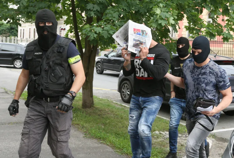 Kauza Vassal EKO: Policajt aj konateľ zostávajú vo väzbe - domov.sme.sk