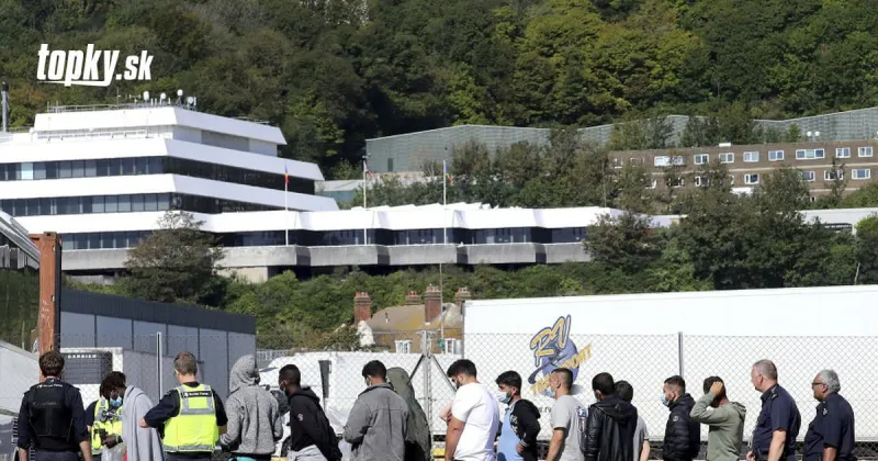FOTO Británia zadržala v Lamanšskom prielive rekordný počet migrantov | Topky.sk