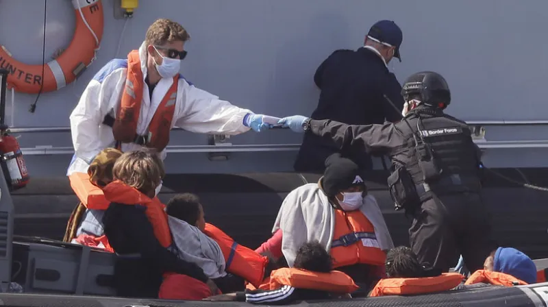 Británia čelí prílevu migrantov na loďkách, pašeráci majú hody - Svet - Správy - Pravda.sk
