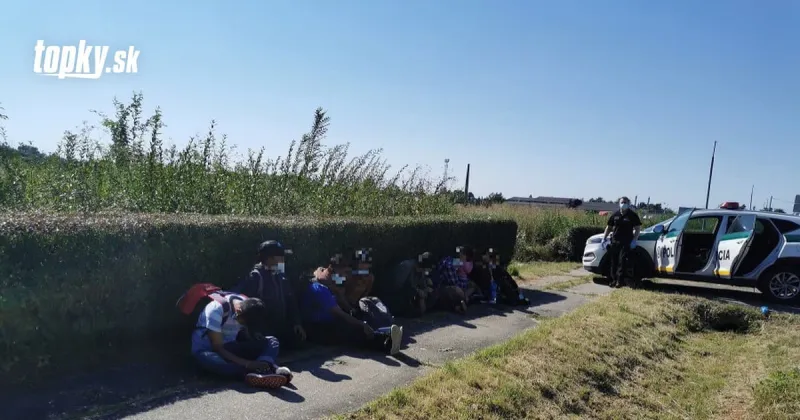 Rušné chvíle pre policajtov na hraniciach: Zadržali niekoľkých migrantov rôznych národností | Topky.sk