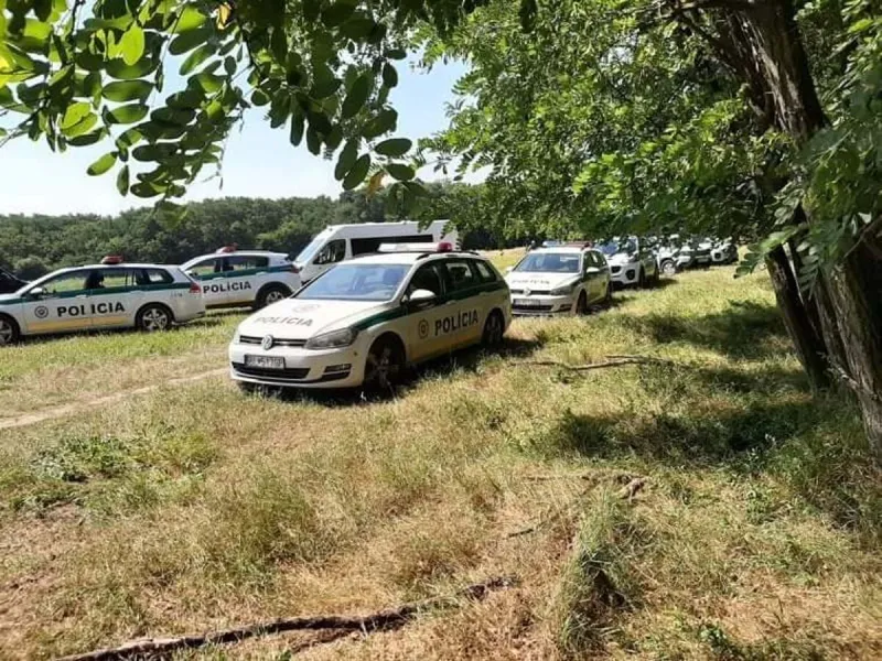 Polícia zaistila 26 migrantov, po vozidle a prevádzačoch pátra - SME