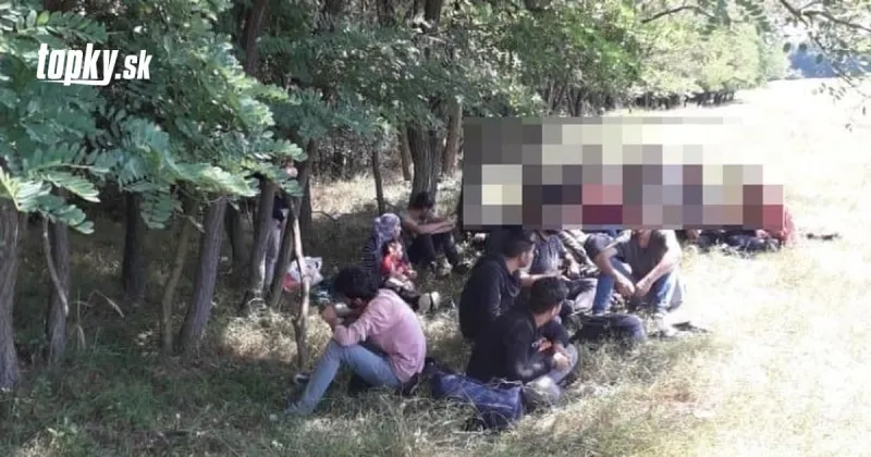 FOTO Polícia zadržala 26 nelegálnych migrantov, po kamióne a prevádzačoch ďalej pátra | Topky.sk