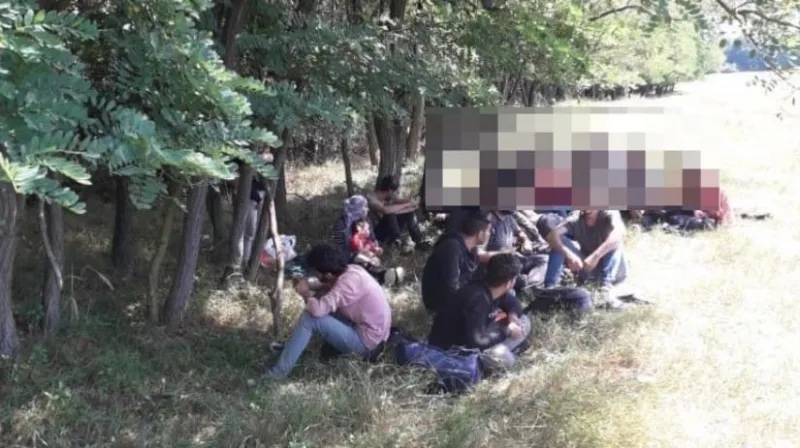 Polícia zadržala 26 migrantov, po kamióne a prevádzačoch ďalej pátra - Domáce - Správy - Pravda.sk