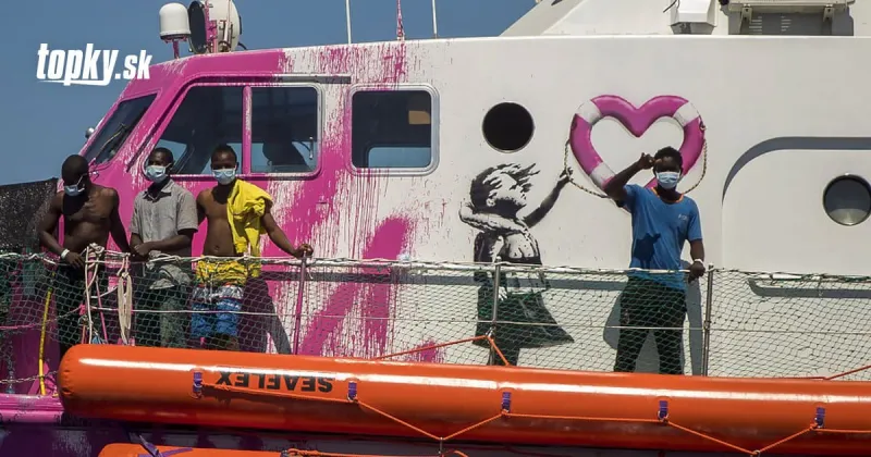 Migranti zachránení loďou financovanou Banksym sa vylodia na Sicílii | Topky.sk