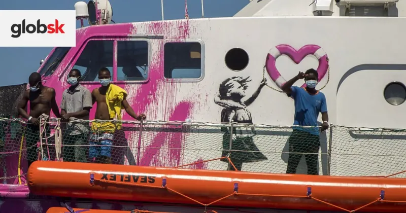 Migranti zachránení loďou financovanou Banksym sa vylodia na Sicílii | Glob.sk