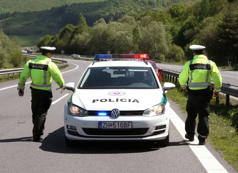 Na odpočívadle Sekule mali utiecť z kamióna nelegálni migranti - SME