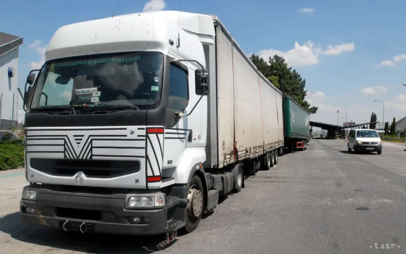 ÚTEK Z KAMIÓNA: Nelegálni migranti mali rozrezať plátno návesu