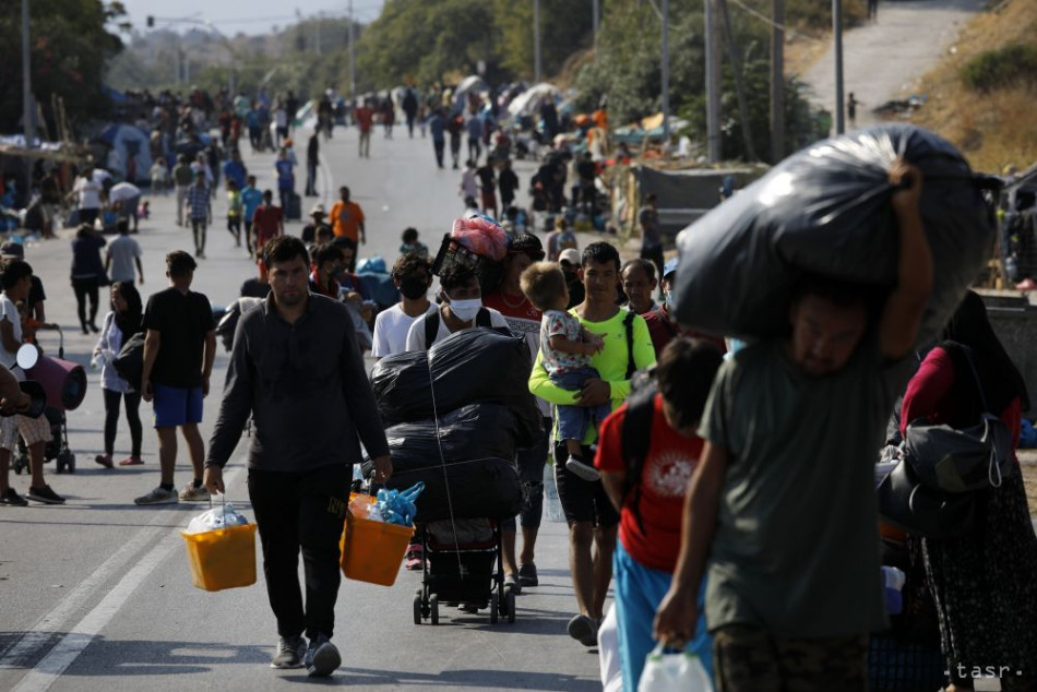 Polícia v Grécku začala presúvať migrantov do provizórneho tábora