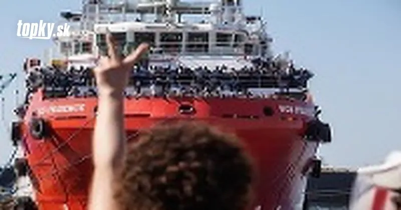 Zo záchrannej lode vyskočili do mora desiatky migrantov: Chceli svojpomocne doplávať k pobrežiu | Topky.sk