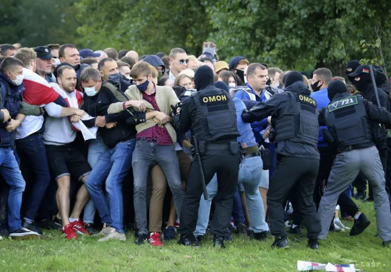 Nemci na proteste žiadali od vlády viac pomoci pre migrantov v Grécku