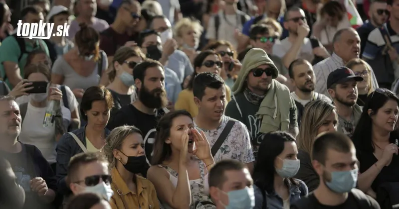 Aktivisti protestovali proti zákazu podávania jedla migrantom v centre Calais | Topky.sk