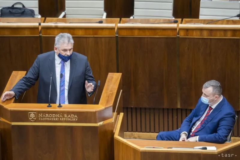 Opozícia: Vláda ide zmenami pri 13. dôchodku okradnúť seniorov