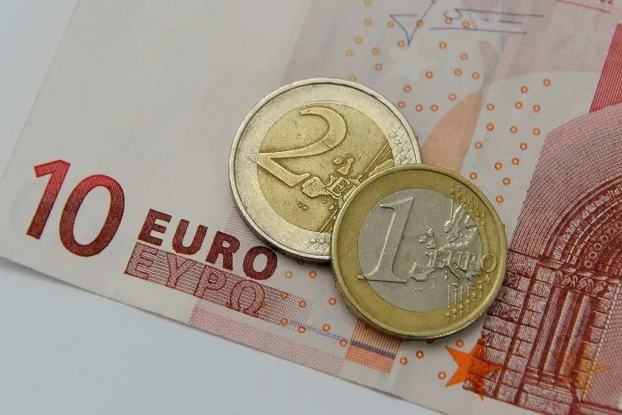 Tu sú definitívne SUMY minimálnej mzdy a 13. dôchodku: Zákony už odobrila prezidentka | Dnes24.sk