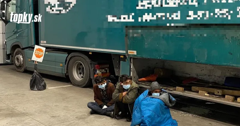 Polícia zaistila piatich migrantov: Na Slovensko pricestovali pod návesmi kamiónov | Topky.sk