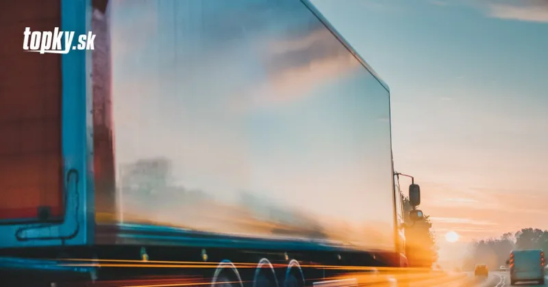 Juhomoravskí colníci zastavili kamión na D2: Pri kontrole röntgenom našli v návese migrantov | Topky.sk