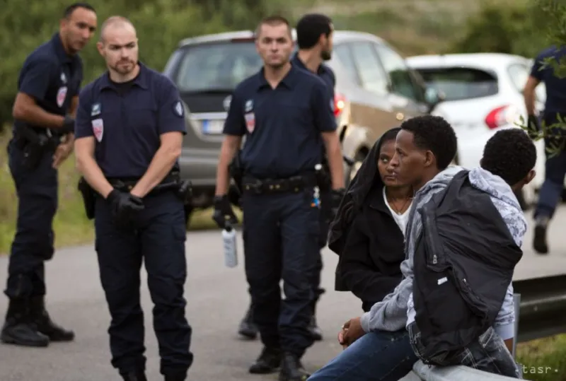 Českí colníci počas kontroly kamióna na D2 objavili 48 migrantov