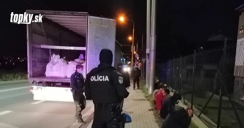 Polícia v Prešove zadržala nelegálnych migrantov: Na územie Slovenska sa dostali v kamióne | Topky.sk