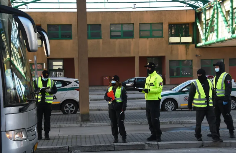 Polícia na priechode Rajka-Čunovo odhalila 16 nelegálnych migrantov - SME