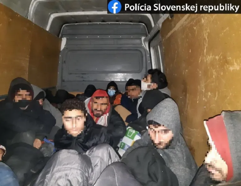 Vodič mal previesť 16 nelegálnych migrantov, polícia ho odhalila