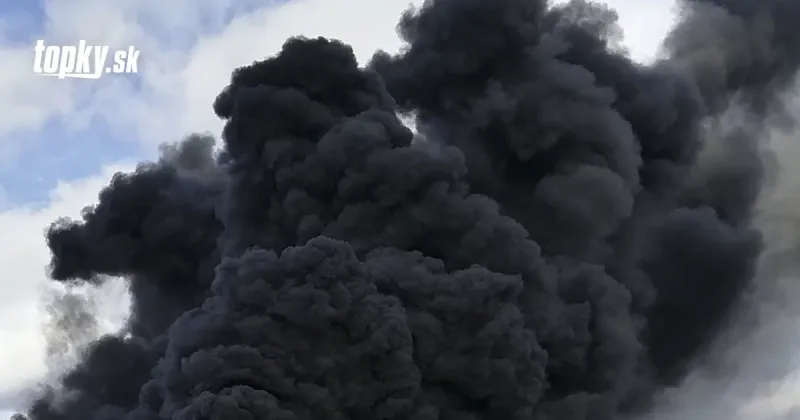 Hustý dym, plamene a panika: V tábore pre migrantov v Bosne vypukol požiar | Topky.sk