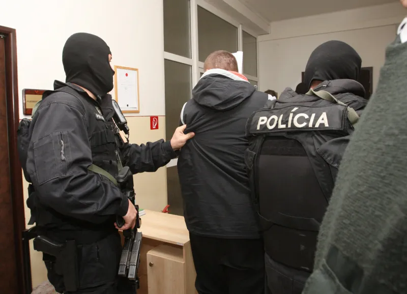 Kajúcnik od piťovcov usvedčoval advokáta z korupcie. Oslobodili oboch - SME