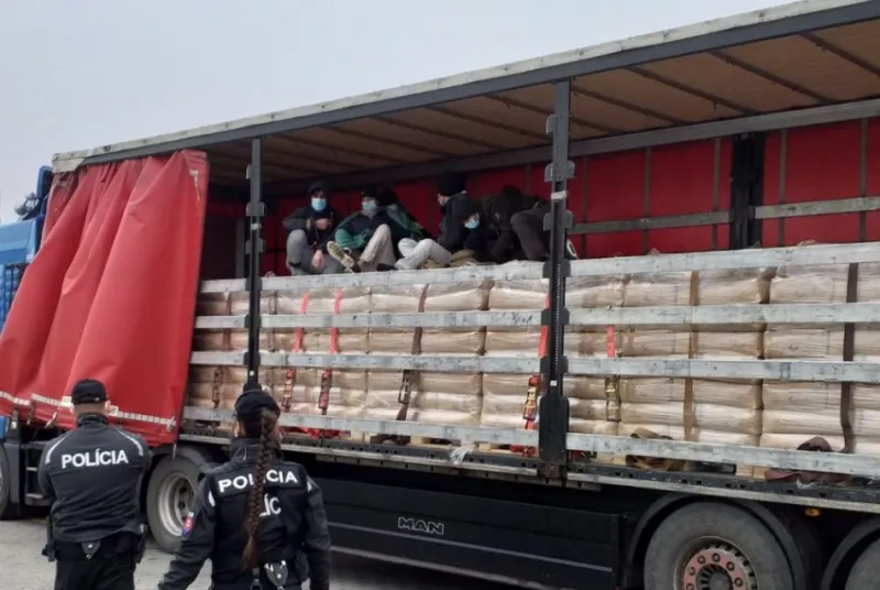 V Šelpiciach našli v kamióne šiestich, v Domaníkoch troch migrantov