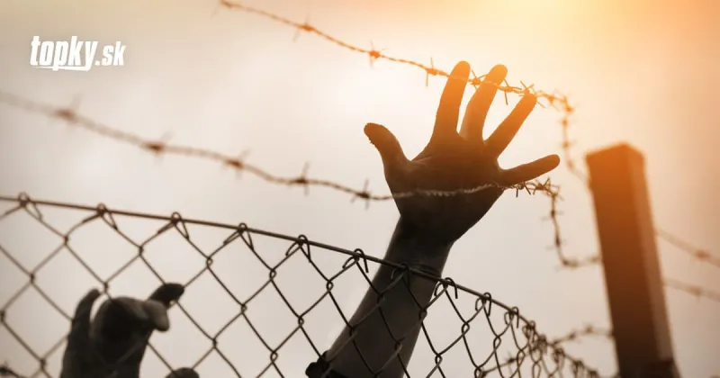 Migranti prekonali plot do španielskej enklávy: Na druhú stranu ich prešli desiatky | Topky.sk