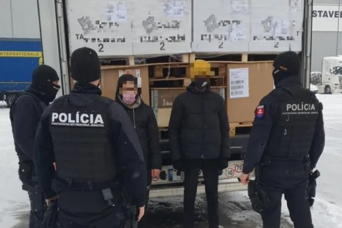 Zúfalý čin migrantov z Líbye: Z Rumunska až do Trenčína na nápravách návesu! | Dnes24.sk