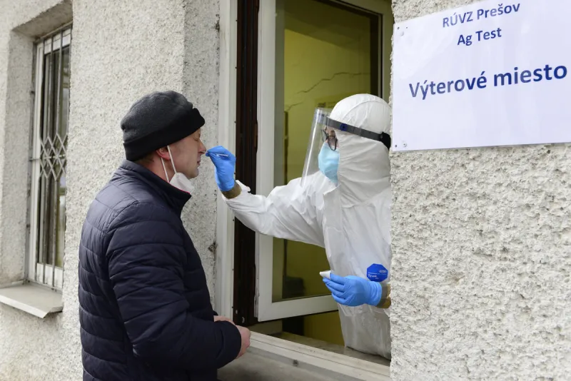 Koronavírus: Opäť zomreli desiatky ľudí, PCR testy hlásia 2 581 nových prípadov - SME