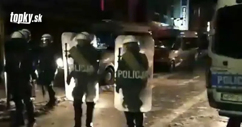 KORONAVÍRUS Divoká noc v Poľsku: VIDEO Zásah na diskotéke! Slzný plyn, granáty a výstražná streľba | Topky.sk