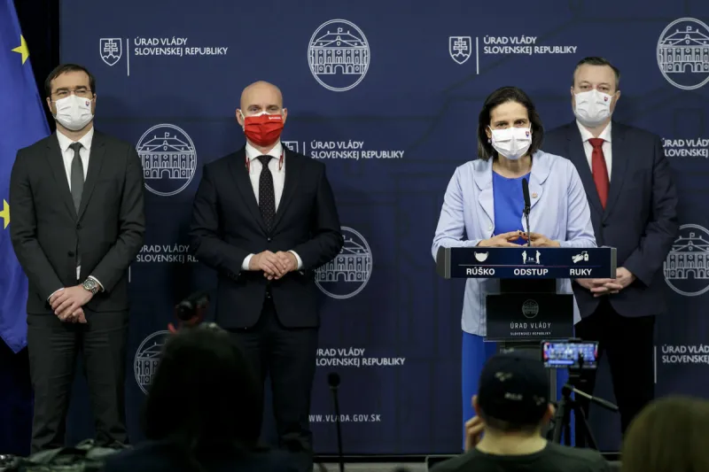 Koronavírus na Slovensku: Oxfordskou vakcínou by sa mohli očkovať chronicky chorí ľudia - SME