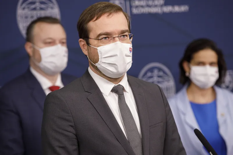 Koronavírus na Slovensku: Vláda odporúča nosiť respirátory v obchodoch i MHD - SME