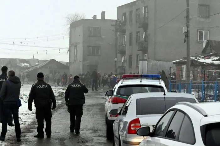 TÁTO rómska osada je zamorená koronavírusom: Na pomoc príde polícia aj ARMÁDA! FOTO | Dnes24.sk